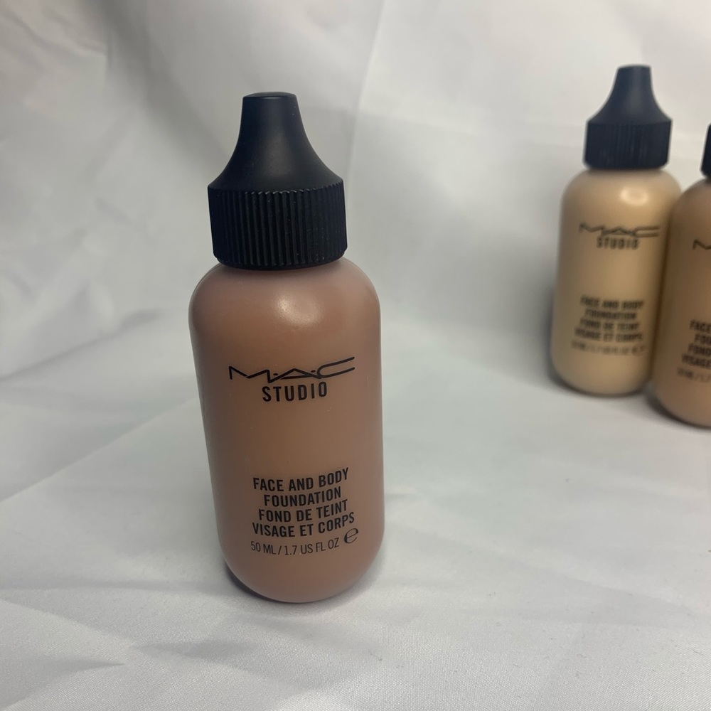 MAC face and body FOUNDATION in N9